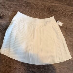 NWT Old Navy Stretch Tech Pleated Skort in White Lillies- Size Small